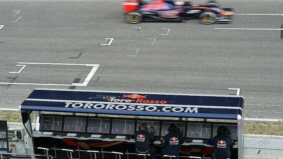 Bei Toro Rosso herrschte nach Tag 1 beste Stimmung - auch wenn der Abschleppwagen zum Einsatz kam, Foto: Sutton