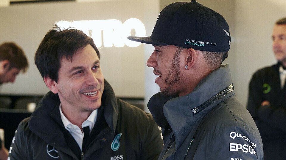 Wolff und Hamilton haben Spaß - selbst bei Vertragsverhandlungen, Foto: Mercedes AMG