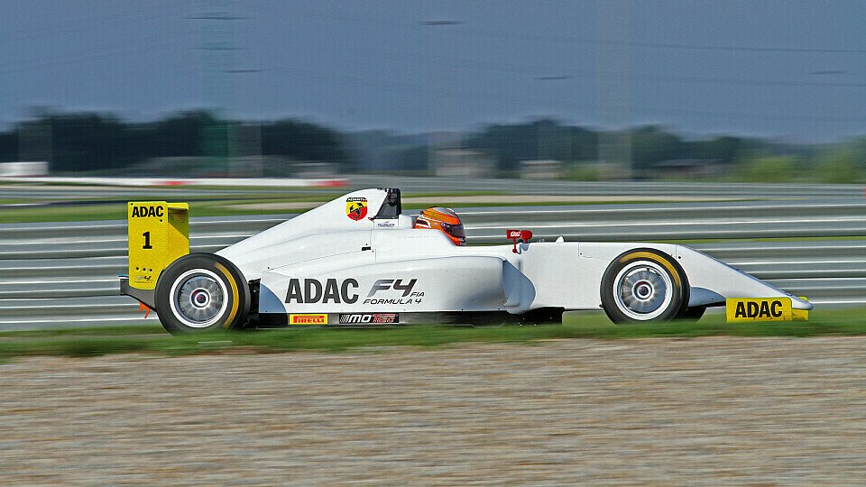 In einem solchen ADAC Formel 4 Auto fährt Mick Schumacher dieses Jahr