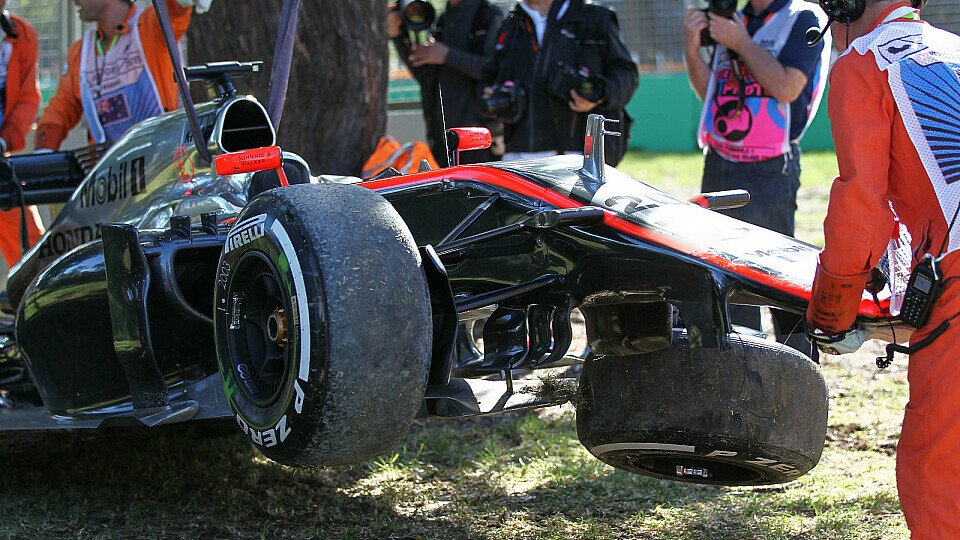 Magnussens McLaren wurde beim Unfall stark beschädgit, Foto: Sutton