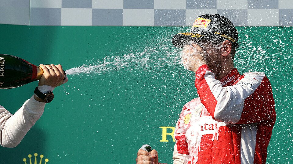 Das schmeckt gut: Sebastian Vettel kostete gleich im ersten Ferrari-Rennen Champagner, Foto: Sutton