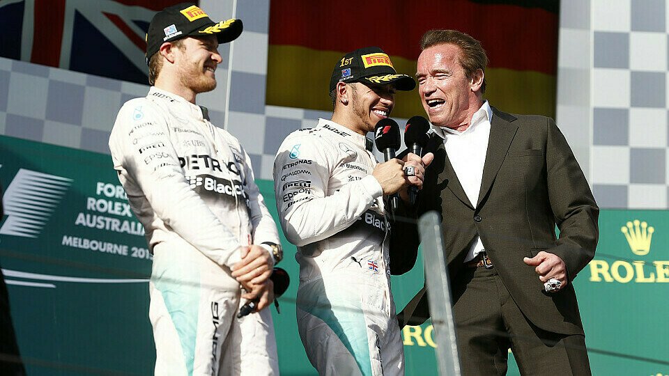 Was für eine Show: Arnold Schwarzenegger interviewt die Sieger des Großen Preises von Australien!, Foto: Mercedes-Benz