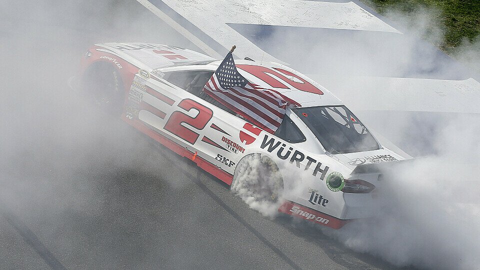 Brad Keselowski gewinnt in einer sensationeller GWC-Verlängerung das Rennen in Fontana, Foto: NASCAR
