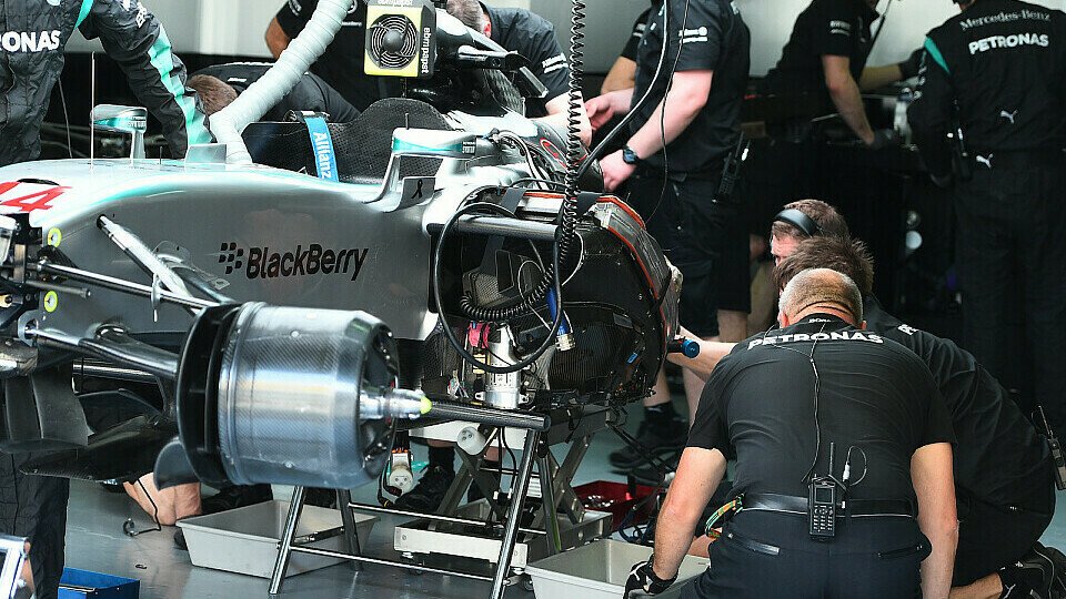 Mercedes arbeitet fieberhaft an einer Lösung des Problems, Foto: Sutton