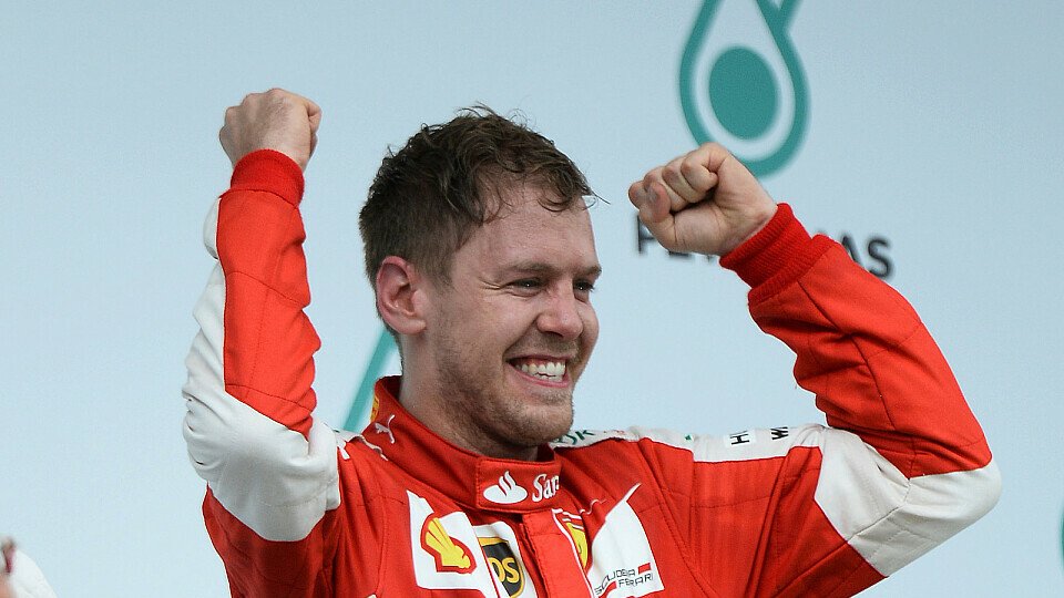 Franz Tost freut sich mit Sebastian Vettel, Foto: Sutton
