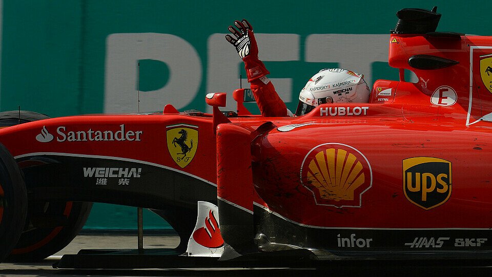 Sebastian Vettel ist am Ziel seiner Träume - der erste Sieg in rot, Foto: Sutton