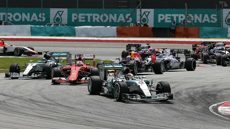 Am Start konnte sich Lewis Hamilton an der Spitze behaupten, Foto: Sutton