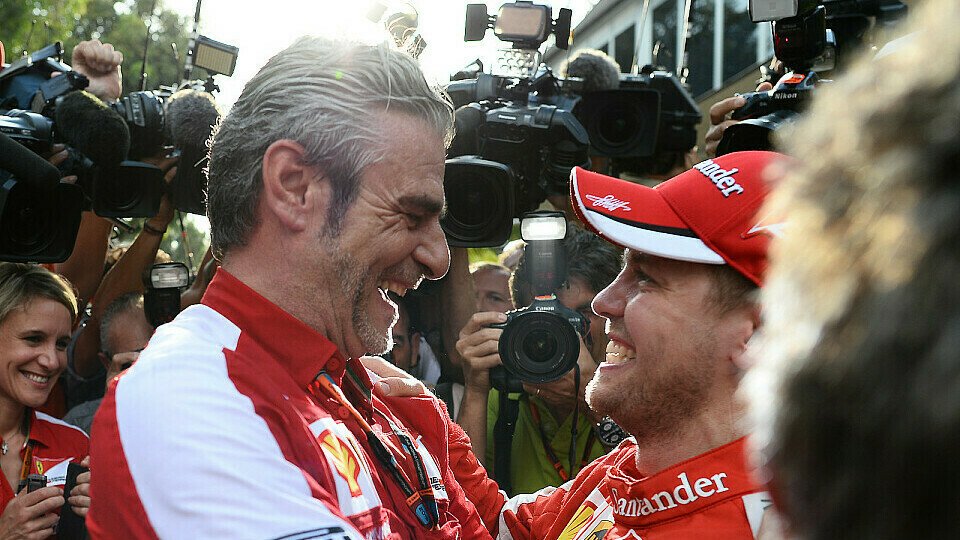 Teamchef Maurizio Arrivabene umarmt Sebastian Vettel nach dessen Sieg, Foto: Sutton