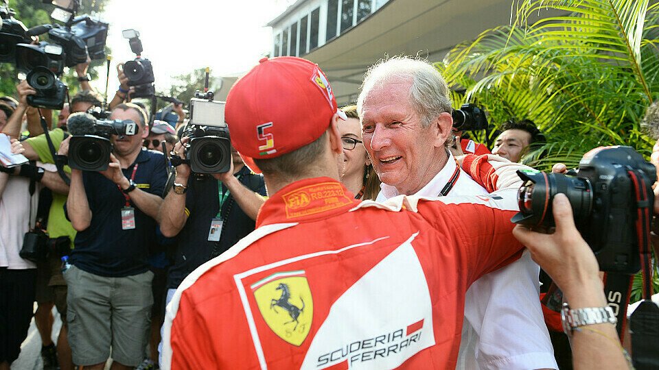 Dr. Helmut Marko gratuliert Sebastian Vettel zum Sieg in Malaysia, Foto: Sutton