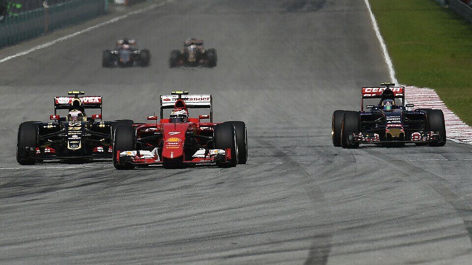 Am Ende der langen Geraden von Sepang war diesmal nicht der Ferrari das schnellste Auto, Foto: Ferrari