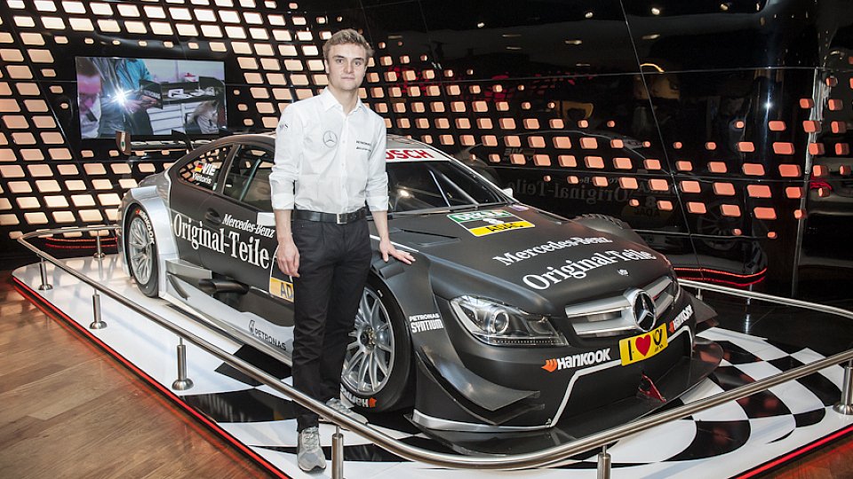 Lucas Auer vor seinem neuen Arbeitsgerät, Foto: Mercedes-Benz