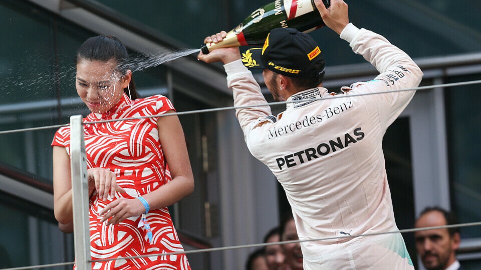 Abgespritzt! Lewis Hamilton mag's feucht auf dem Podium, Foto: Sutton