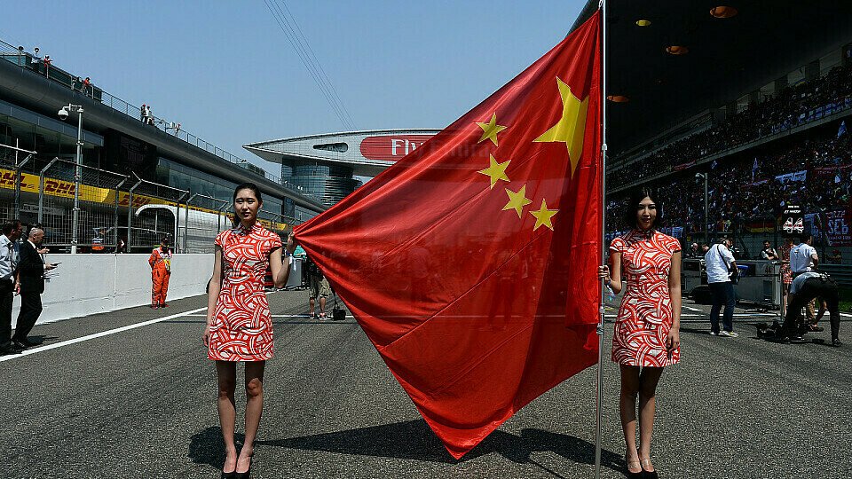 Die Grid Girls in China warten schon sehnsüchtig auf die Formel 1, Foto: Sutton