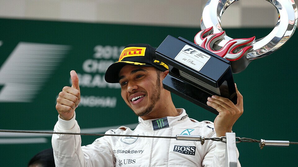 Lewis Hamilton ist der strahlende Sieger in China, Foto: Sutton