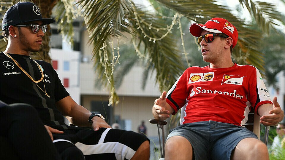 Sie haben es geschafft: Lewis Hamilton und Sebastian Vettel diskutieren die Chancen junger Fahrer, Foto: Sutton