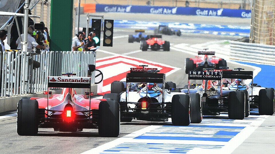 Links oder rechts? Räikkönen und Hamilton mussten sich für Boxen-Gate verantworten, Foto: Sutton