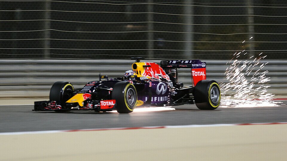 Kracher: Daniel Ricciardo zog nicht nur wegen dem spektakuären Funkenflug einige Blicke auf sich, Foto: Sutton