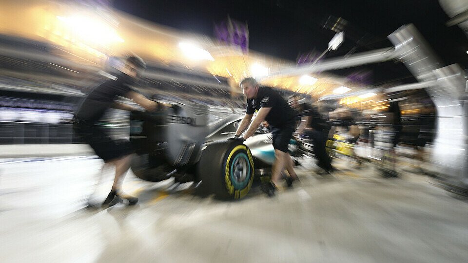 Das Resultat aus Rosbergs Reifen-Drama: Vettel steht vor ihm, Foto: Mercedes-Benz