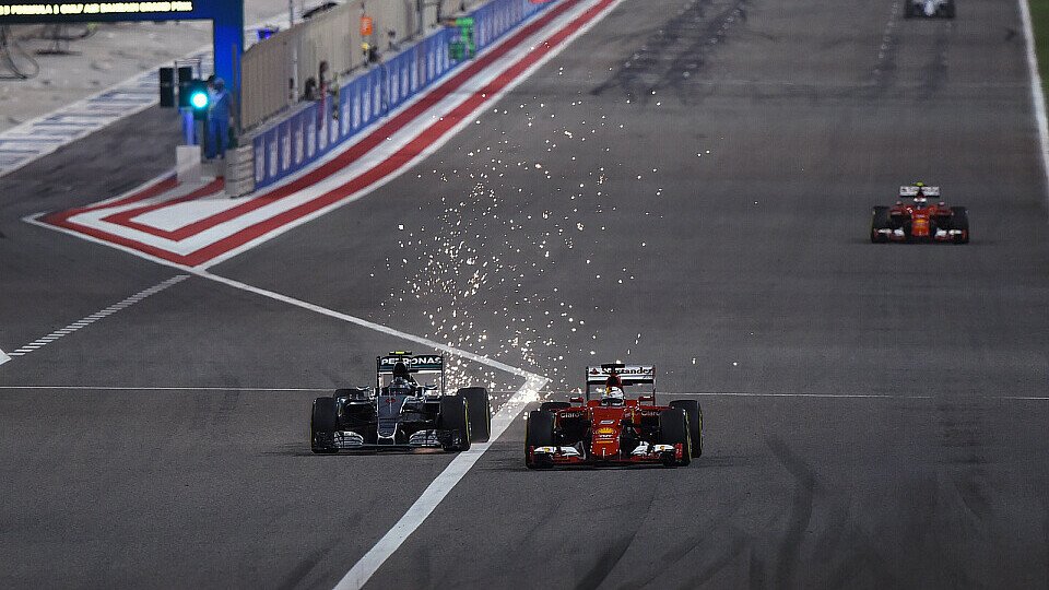 Spektakulärer Kampf zwischen Sebastian Vettel und Nico Rosberg, Foto: Sutton