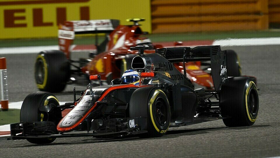 Bislang hatte Fernando Alonso nur bei Überrundungen einen Ferrari im Rückspiegel, Foto: Sutton