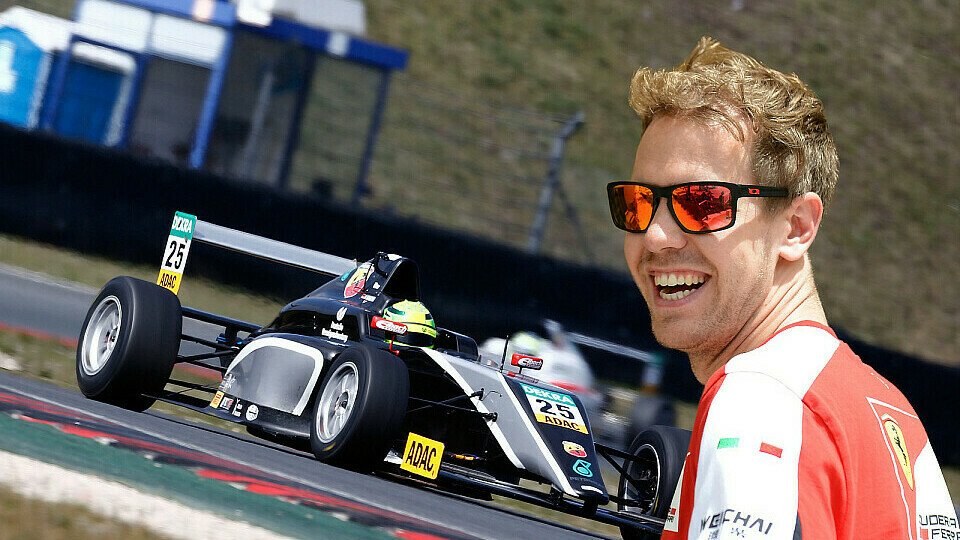Sebastian Vettel freut sich mit Mick Schumacher, Foto: ADAC Formel 4/Sutton