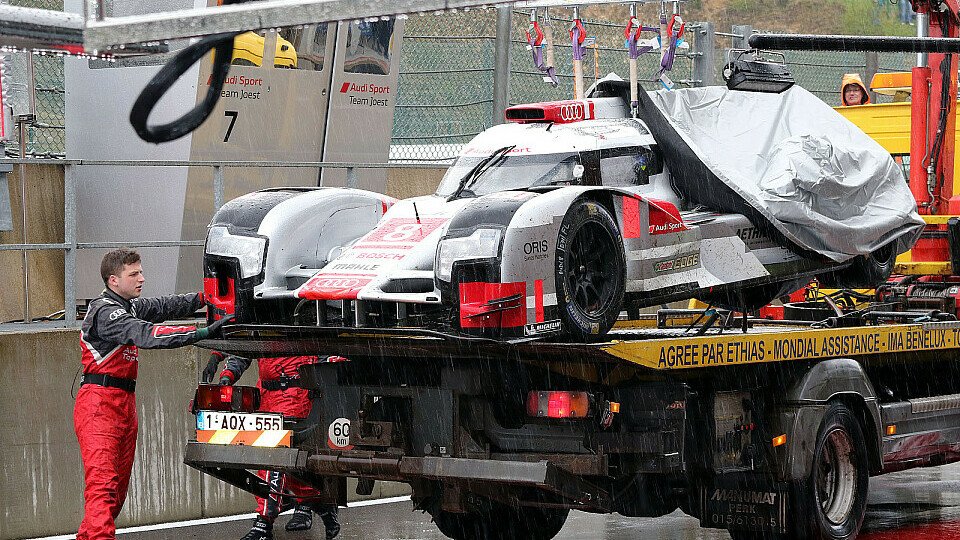 Box statt Strecke: Wegen Reparaturen ließ der Audi von Di Grassi/Duval/Jarvis das Training aus, Foto: Speedpictures