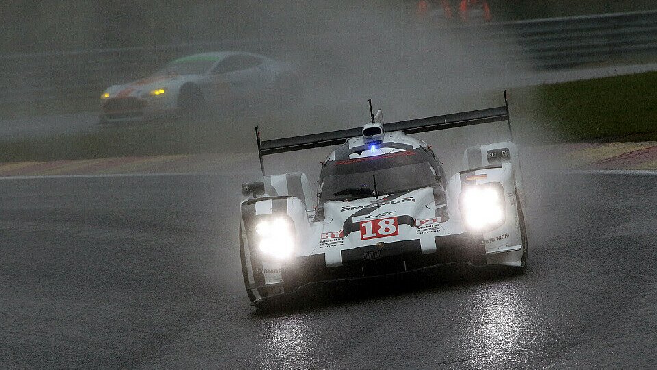 Der Regen konnte die Stimmung im Porsche-Lager nach zwei Bestzeiten kaum trüben, Foto: Speedpictures