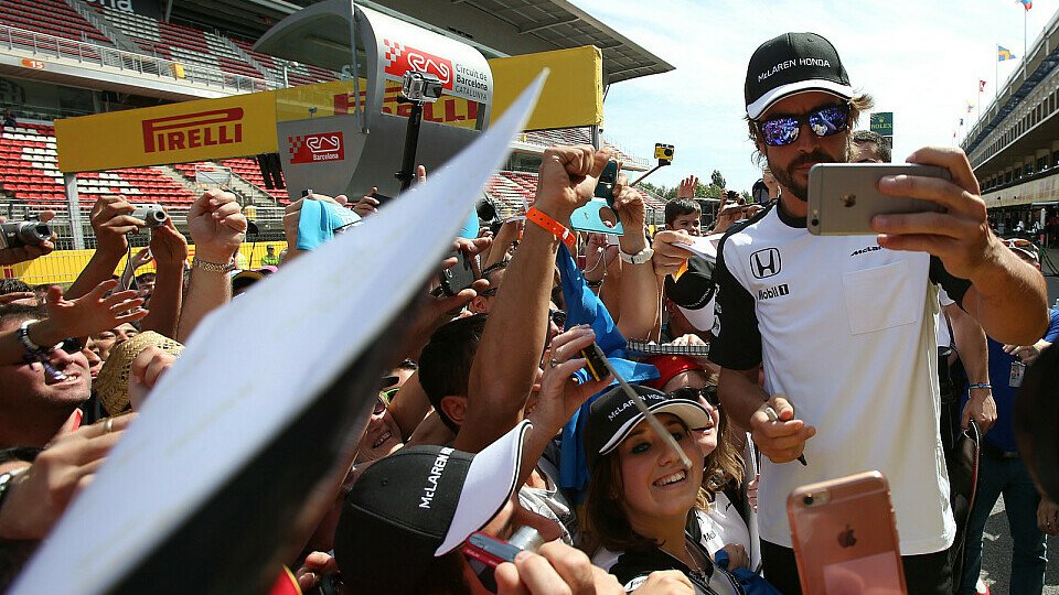 Fernando Alonso ist in seiner Heimat ein Superstar, Foto: Sutton