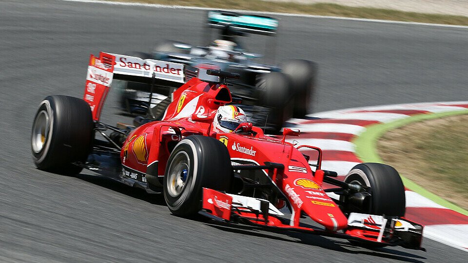 Wer ist besser? Für Mark Webber eine klare Sache: Er gibt Sebastian Vettel den Vorzug, Foto: Sutton
