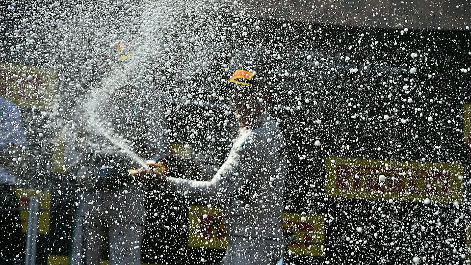 Nico Rosberg kann wieder unbeschwert mit dem Champagner spritzen, Foto: Sutton