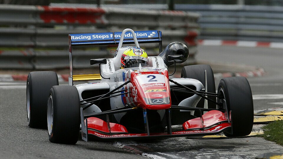 Jake Dennis nimmt alle drei Rennen in Pau von Platz eins aus in Angriff, Foto: Formel 3 EM