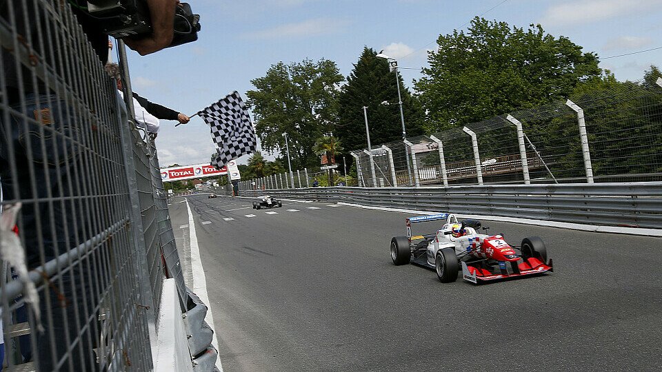Jake Dennis erlebt ein perfektes Wochenende in Pau, Foto: FIA F3