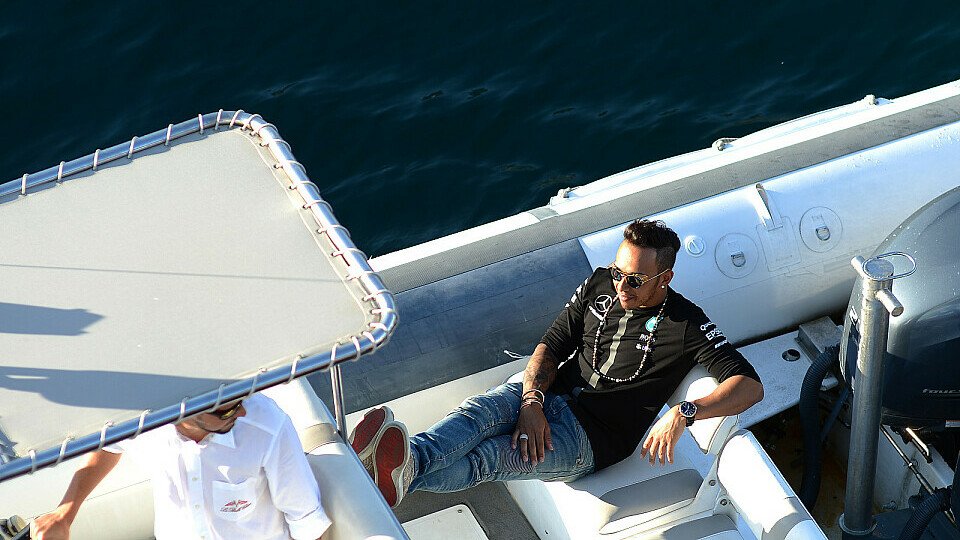 Lewis Hamilton schippert gerne auf einer Yacht, wie hier in Monaco, Foto: Sutton