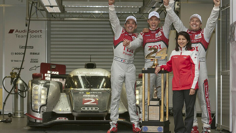 Die Sieger Benoit Treluyer, Andre Lotterer und Marcel Fässler zusammen mit Renningenieurin Leena Gade, Foto: Audi