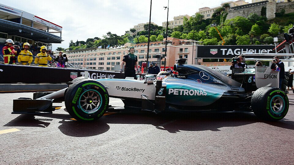 Lewis Hamilton brannte die schnellste Zeit in den kühlen Asphalt, Foto: Sutton