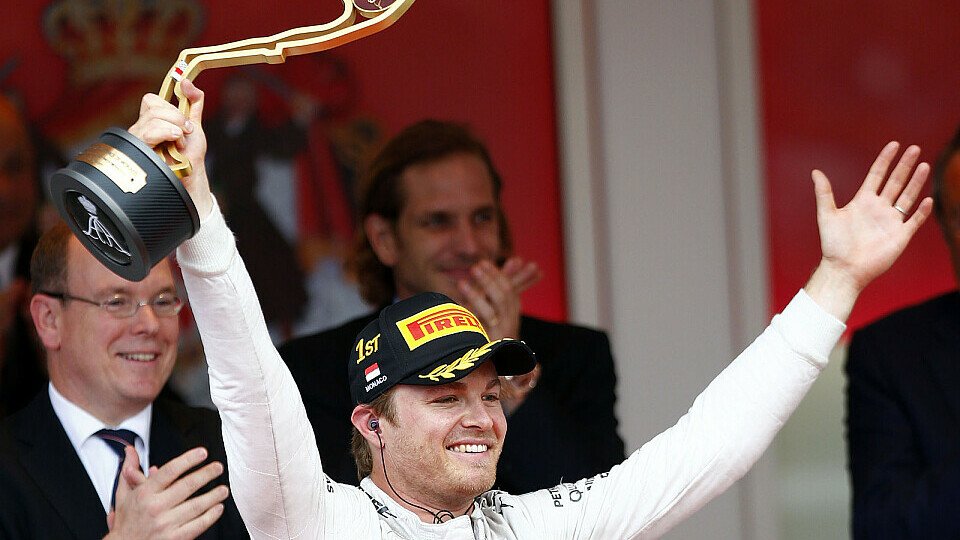 Rosberg jubelt über seinen dritten Monaco-Sieg in Folge, Foto: Mercedes-Benz