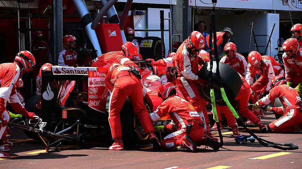 Vettels Boxenstopp dauerte mehr als zehn Sekunden länger als üblich, Foto: Sutton