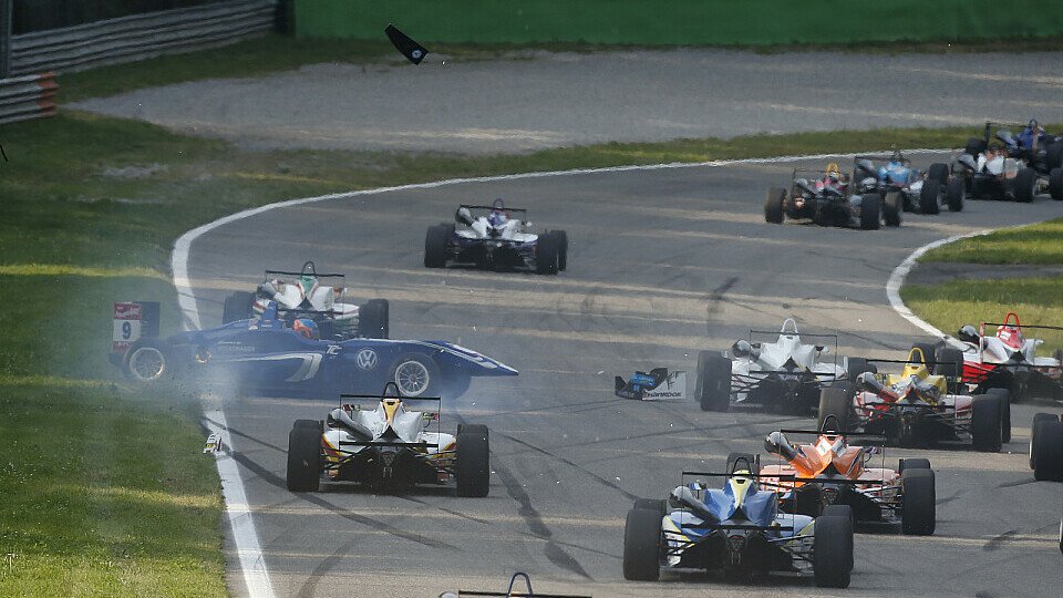 Beim Formel-3-Rennen in Monza Anfang Juni 2015 ging vor lauter Unfällen teilweise gar nichts mehr., Foto: FIA F3
