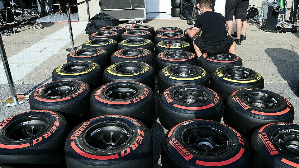 Massenproduktion bei Pirelli: Ein Reifenkrieg wäre für die Fahrer wünschenswert, ist aber wenig realistisch, Foto: Sutton