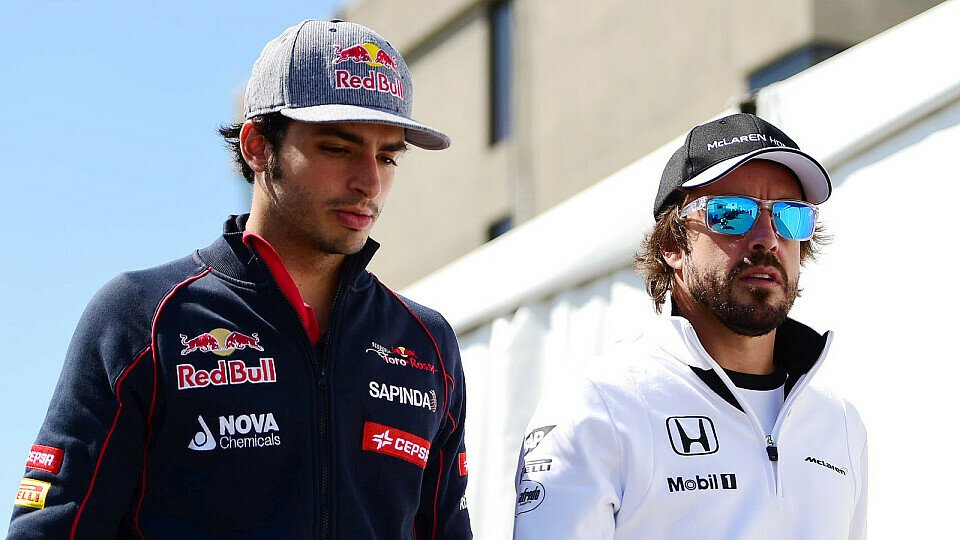 Carlos Sainz ist sich sicher, dass Fernando Alonso zurzeit unglücklich ist, Foto: Sutton