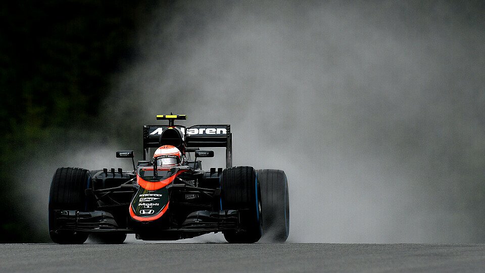 Button und Alonso stecken in Österreich kräftig ein, Foto: Sutton