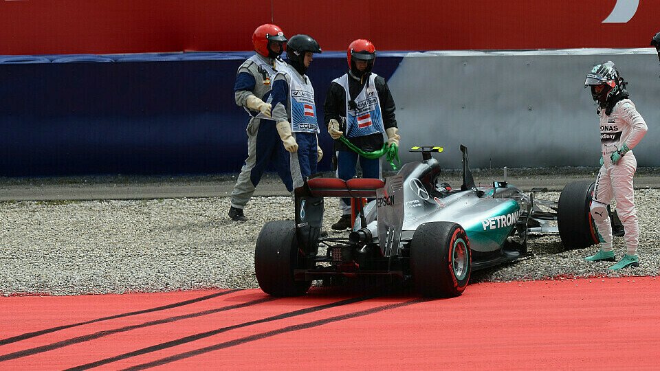 Die Qualifyings von Rosberg und Hamilton endeten in der Auslaufzone, Foto: Sutton