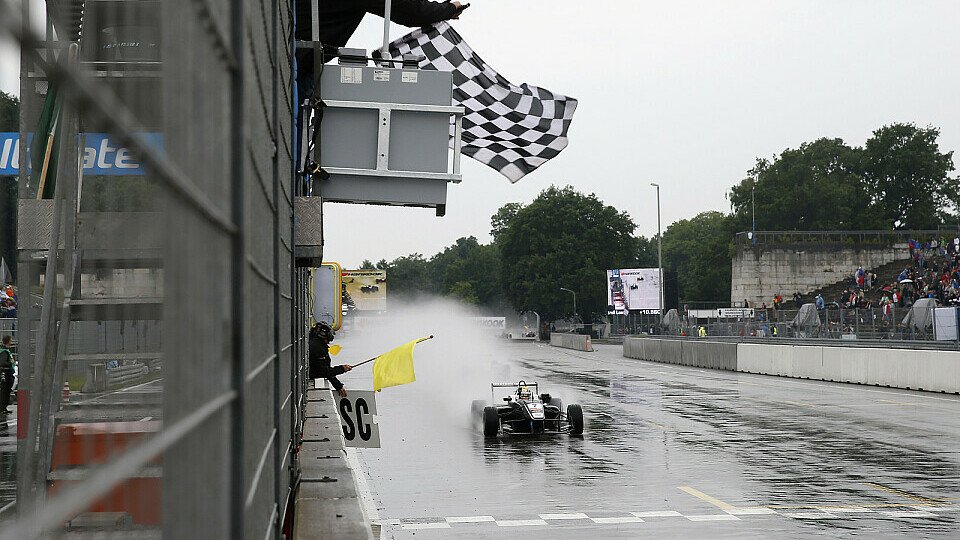Leclerc setzte sich trotz widriger Bedingungen durch, Foto: FIA F3