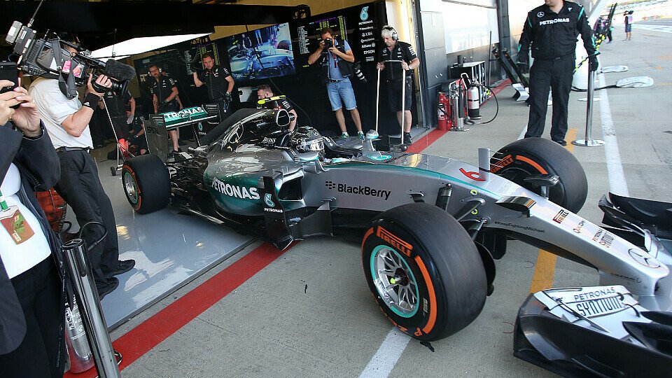 Nico Rosberg stand lange in der Box, Foto: Sutton