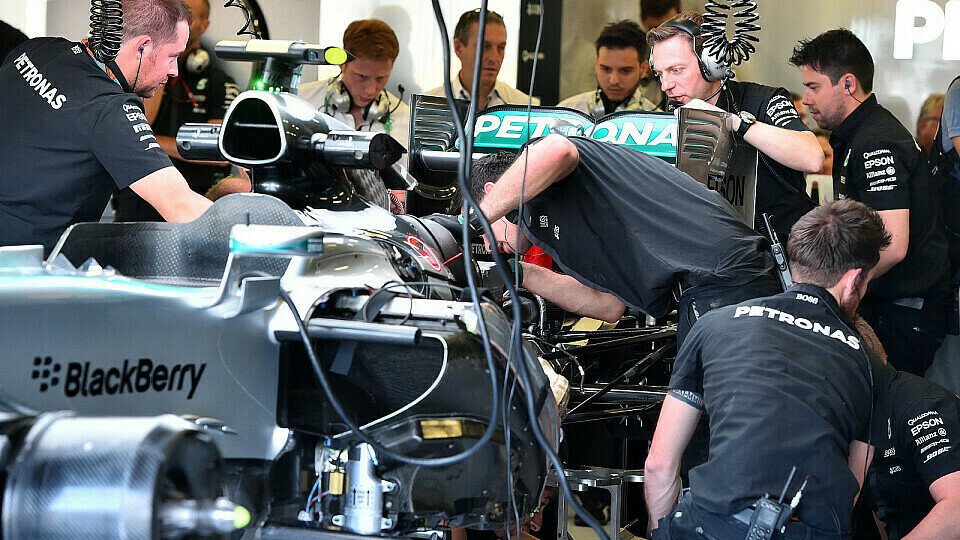 An Rosbergs Auto wurde im ersten Training fleißig rumgeschraubt, Foto: Sutton