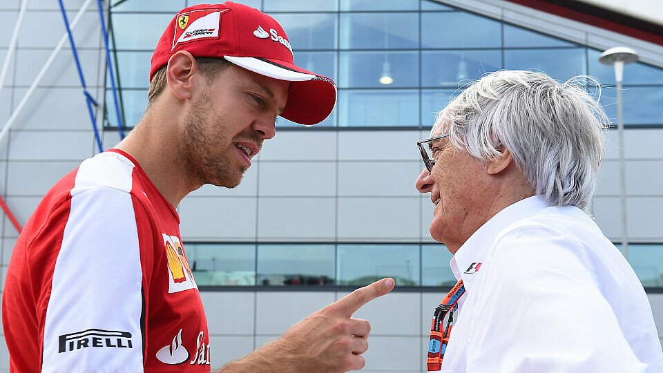 Was Sebastian Vettel Bernie Ecclestone wohl gerade erklärt?, Foto: Sutton