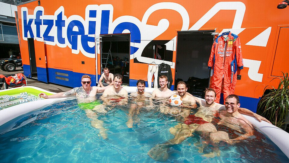 Poolparty im Fahrerlager am Lausitzring, Foto: ADAC GT Masters