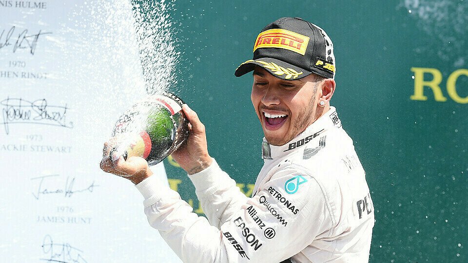 Lewis Hamilton genoss die Siegerehrung bei seinem Heimrennen, Foto: Sutton