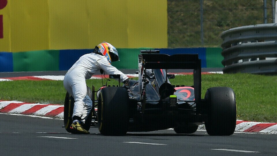 Fernando Alonso musste seinen McLaren-Honda oft auf der Strecke stehen lassen, Foto: Sutton