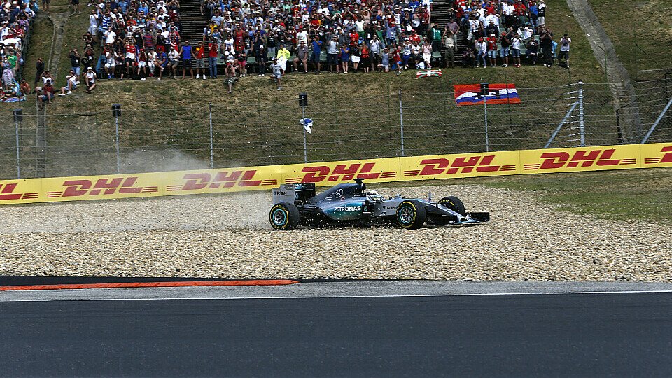 Lewis Hamilton leitete sich einen Ausrutscher zu Beginn des Rennens, Foto: Sutton